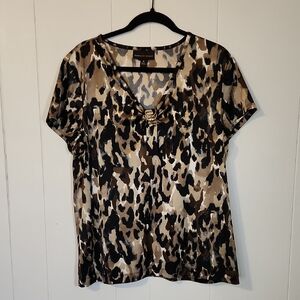 EUC Dana Buchman Leopard-Print V-Neck Blouse with Gold Buckle Accent Sz XL